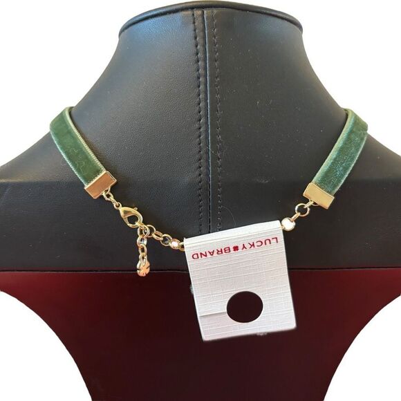 Elegant Goldtone Floral Pendant on Forest Green Velvet Ribbon. - Picture 4 of 6